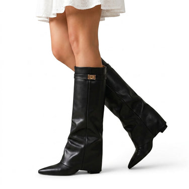 Bota Feminina de Cano Alto com Bico Fino e Detalhe Metálico 1