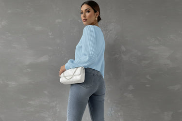 Blusa Feminina Plissada de Manga Longa com Fechamento em Botão nas Costas 2