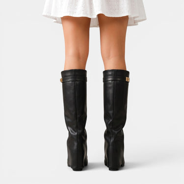 Bota Feminina de Cano Alto com Bico Fino e Detalhe Metálico 3